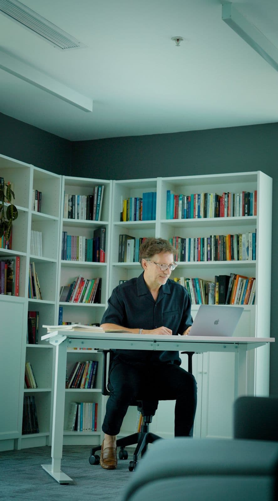 Studio — Kitaplık ve çalışma alanı